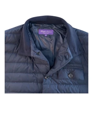 Ralph Lauren Purple Label jacka  - Snygg mörkblå pufferjacka från Ralph Lauren purple label  med quiltad design och flera fickor framtill. Jackan har ribbade muddar och knäppning. Skicka bud samt skriv vid intresse och för fler bilder!