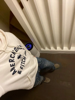 Abercrombie & Fitch Hoodie - Vit Abercrombie & Fitch hoodie, inga defekter och sitter super bra på mig som är 183 cm och väger 76 kg. Om du undrar något mer är det bara att fråga🙌😁