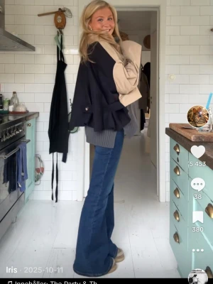 Beige trenchcoat - Säljer en beige croppad overshirt med stora knappar och en bröstficka. Jackan har en loose passform och är tillverkad i ett slätt material. Baksidan är svart vilket ger en cool kontrast. Perfekt för dig som gillar en trendig och avslappnad stil.