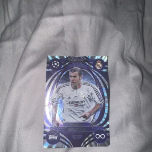 Zidan - Bilden visar ett samlarkort med en fotbollsspelare, men ingen väst är synlig eller till salu på bilden.