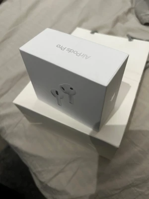 AirPods pro 3 - Säljer nu mina AirPods som jag fått i julas. Dom är endast testade men inte mer än det. Har tappat bort kvitton så kan tyvärr inte lämna tillbaka dom, ”därav säljer jag dom här” kopplar och funkar som dom ska. Man kan också använda sig av många olika apple funktioner som avlyssning av andra språk osv. Ni kan gärna kolla serienummer vid intresse.                     Vid fler frågor hör gärna av er så hjälper jag gärna till.                                                   Mvh Wilmer🙂