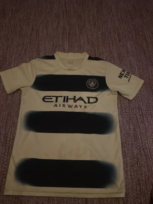 Manchester city/ S/ mycket bra  - Jag säljer min Manchester city tröja storlek S, den är i bra skick, använd bara några gånger. 