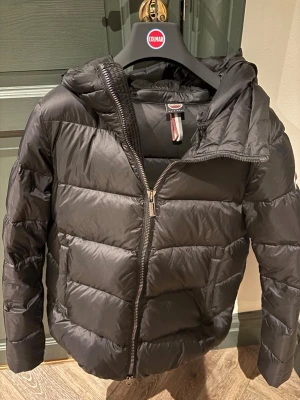 Colmar jacka - Säljer min svarta colmar jacka då den inte kommer till användning. Nytt skick. Nypris ca 6000.