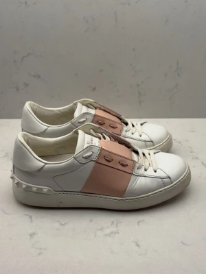 Valentino opens tjej skor  - Super snygga, storlek 39, skriv vid frågor bara seriösa köpare och bud , 🌸🌸🌸