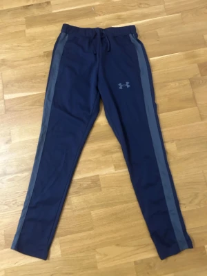 underarmour byxor - blå underarmour trännings byxor