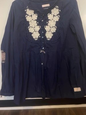 Odd Molly blus - Jätte fin Odd Molly blus, i marinblå med storleken M, sällan använd , är i ett gott skick!!!
