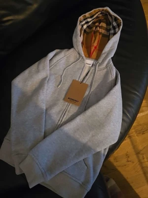 Burberry Hoodie - Oanvänd Burberry hoodie storlek M men är ganska liten i storlek så passar bäst till S. Priset kan diskuteras 