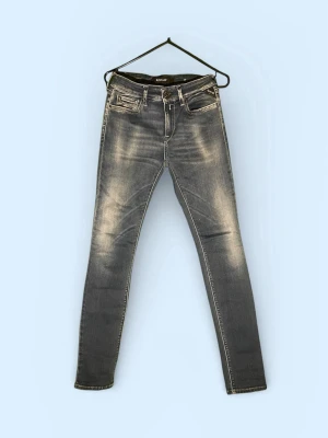 Replay skinny jeans i mörkblå denim - Säljer ett par snygga Replay skinny jeans i mörkblå tvätt med slitningar och klassiska kontrastsömmar. Inga hål eller något sånt. Strl W27 och L30. Perfekt för dig som gillar en tight passform och stilren look. Nypris ligger på ca 1600kr💸. Green screen har använts🟩