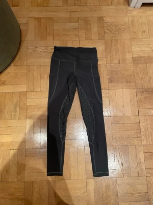 Gröna Maya Delorez ridbyxor - Säljer ett par gröna Maya dekoren Ellen function breeches (full seat) i storlek M. Knappt använda och har inga skavanker, skulle säga att de är i ny skick! Ny pris idag 900kr