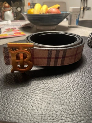 Burberry bälte - Ett fint bälte från burberry i bra skick. Fin design på skärpet och man kan byta till svart och till original färgen. Pris kan diskuteras! 