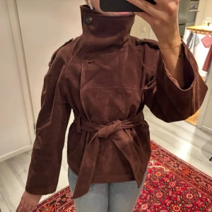Gina Tricot suede jacket - Super snygg brun mockajacka från Gina! Helt ny och bara testad på. Prislapp finns kvar på jackan, jag är 165 cm😗😊