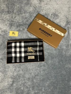 Burberry Halsduk Svart One Size Kashmir - 🧣 Burberry Halsduk – Svart 🧣 Klassisk och stilren Burberry-halsduk i svart färg 🖤 Skick: 9/10  Tidlös och lättmatchad – perfekt för kalla dagar och passar till allt! 💬 Pris kan diskuteras vid snabb affär. Har du några frågor är det bara att skriva 😊