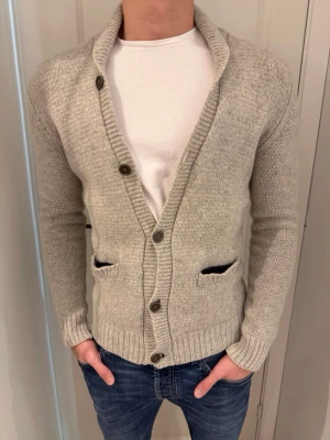 J.lindberg kofta  - Snygg cardigan från j.lindberg. Använd fåtal gånger så inprincip bra skick utan några defekter! Storlek S! Vid minsta fundering kontakta oss✔️