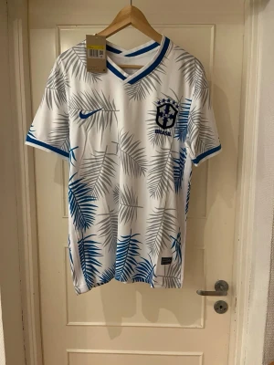 Brazil summer jersey blue leafs - Säljer en riktig fet Brazil jersey helt nytt skick och tags kvar. Perfekt för dig som vill ha en unik/exclusive fotbollströja. Vill du ha eget tryck och ditt namn där bak, kontakta: monclique_uf på instagram!🥂