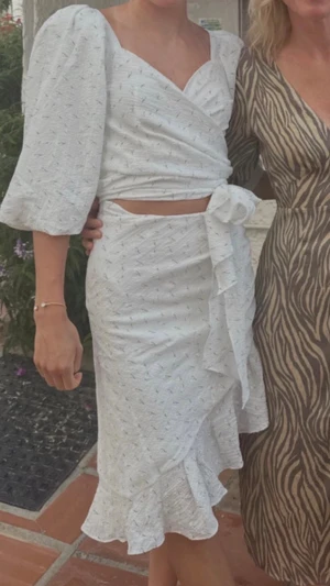 Slutsåld Adoore Klänning💙 - Superfin slutsåld adoore klänning. Säljer då den ej kommer till använd, i nyskick, endast använd en gång. 💙Vit med blåa detaljer.