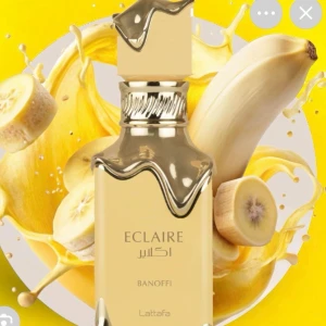 Eclaire Banoffi EdP 100ml - Eclaire Banoffi från Lattafa är en Eau de Parfum i 100 ml flaska. Snyggt guldig design som sticker ut och passar dig som gillar trendiga dofter. Perfekt för dig som vill ha något unikt i parfymhyllan.