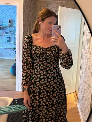 Adoore Blommig långklänning - Supersöt långklänning med svart botten och rosa blommor. Som ny! Finns inte att köpa i deras sortiment längre! 
