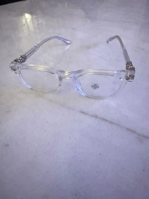 Vita genomskinliga chrome hearts glasögon - Genomskinligt helt nya chrome hearts glasögon vita