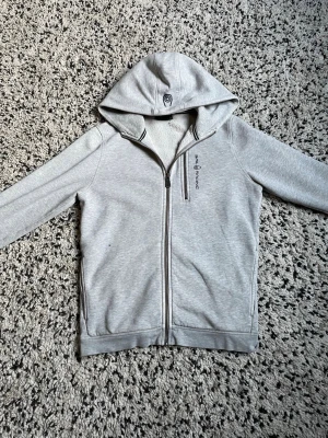 Sailracing tröja 170cm - Snygg tröja som nu är för liten därför så säljer jag den men den är knappt använd och är i bra skick!