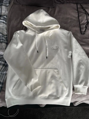 CD Hoodie vit - CD Hoodie vit. Ny skick helt oanvänd. Hör av dig om du har frågor 