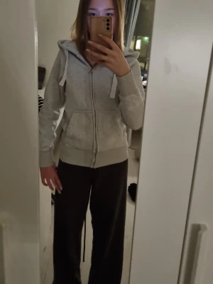 Russemerch hoodie - Grå russemerch hoodie i storlek xxs. Skriv gärna om du vill ha fler bilder eller information. Jag säljer även byxorna om du är intresserad av ett sett.
