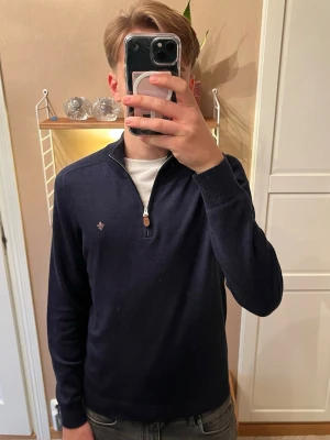 Mörkblå half zip tröja från Morris - mörkblå långärmad tröja från Morris med half zip och liten broderad logga på bröstet. Nypris 1200. Endast använd ett par gånger