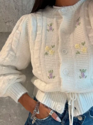 Viral BikBok Kofta - Den virala bikbok koftan! Otroligt vacker och i väldigt bra skick!