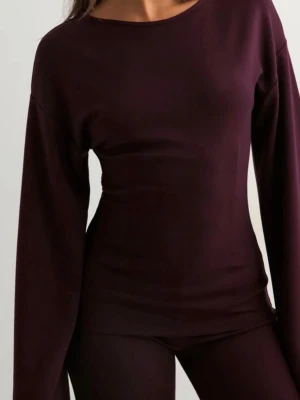 Vinröd långärmad topp  - Säljer denna vinröda tröja från Nelly, helt ny med lapp kvar. Så himla snygg!!