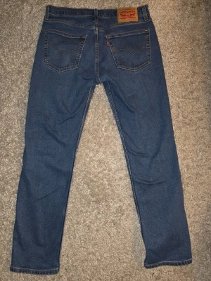 Levi's 511 blå jeans W32 L30 - Säljer ett par klassiska Levi's 511 jeans i blå denim. Modellen har en slim passform med raka ben, bifogar såklart fler bilder på begäran
