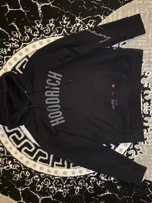 Hoodrich - En snygg Hoodrich tröja billig och passar båda killar och tjejer jag har använt den typ 3-5 gånger köpte den för 899 kr och säljer den för den bästa Priset 
