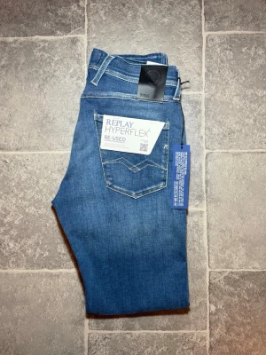 Replay Anbass hyperflex - •10/10 skick - helt nya med lapp✅ •Storlek W29 L32📏 •Inkluderat - jeans👖 •Fraktar inom 24h📦 •Nypris - ca 1600 SEK💸