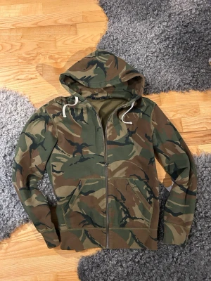 Militär hoodie från Ralph Lauren  - Fet militär hoodie från Ralph Lauren. Riktigt cool och svår att få tag i. Storlek S Jag skickar gärna fler bilder, bara att höra av sig !🤝🏻✌🏼