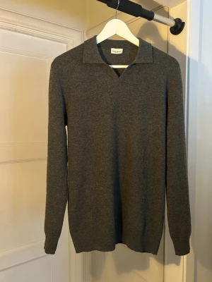 John Henric kashmir tröja  - John Henric polotröja i 100% kashmir | Storlek: M | Färg: Grå | Kammad regelbundet | Skriv om du har funderingar | 