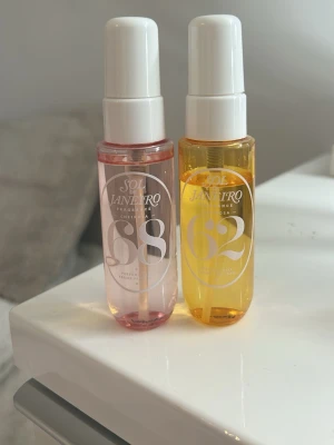 Sol de Janeiro Cheirosa duo - Två populära body mists: Cheirosa 68 och Cheirosa 62 från Sol de Janeiro. Perfekta att ta med i väskan. Volym: 30 ml per flaska. Dock är de båda använda. 68 max 10 sprut och 62 ser ni på bilen hur mycket den har kvar.