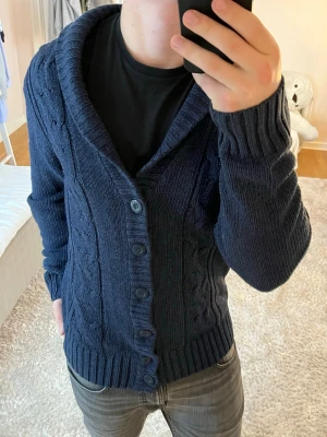 Stickad cardigan  - Cardigan | Mycket bra skick | Size - L | Pris 399 | Hör av dig vid minsta fråga eller fundering📩