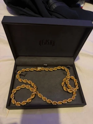 CORDELL HALSBAND   -  Cornell halsband 8mm 18k guldpläterad 65cm