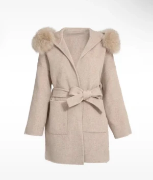 Päls kappa furstockholm - Säljer min päls kappa som är köpt från furstockholm. Den har endast päls på luvan inte på armarna. Den är helt ny har aldrig använts. Säljer den för jag råkade köpa fel färg och så har aldrig använt den. Pris kan diskuteras ENDAST vid snabb affär. Äkta päls!