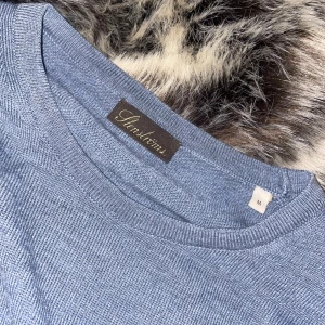 Blå merinoulltröja från Stenströms M - Säljer en blå tröja från Stenströms i 100% merinoull. Perfekt för lager-på-lager under höst och vinter. Klassisk passform och mjukt material. Köpt på Nk för cirka 1800kr och säljer nu för att den är påväg att bli för liten. Har en liten defekt som ni kan se på en ut av bilderna. Skriv vid fundering. 