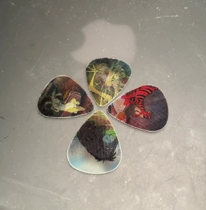 4st Nalle Puh och vänner lenticular printed plektrum - 4st Nalle Puh och vänner lenticular printed plektrum som byter bilder beroende på betraktningsvinkel när du vänder på dem.