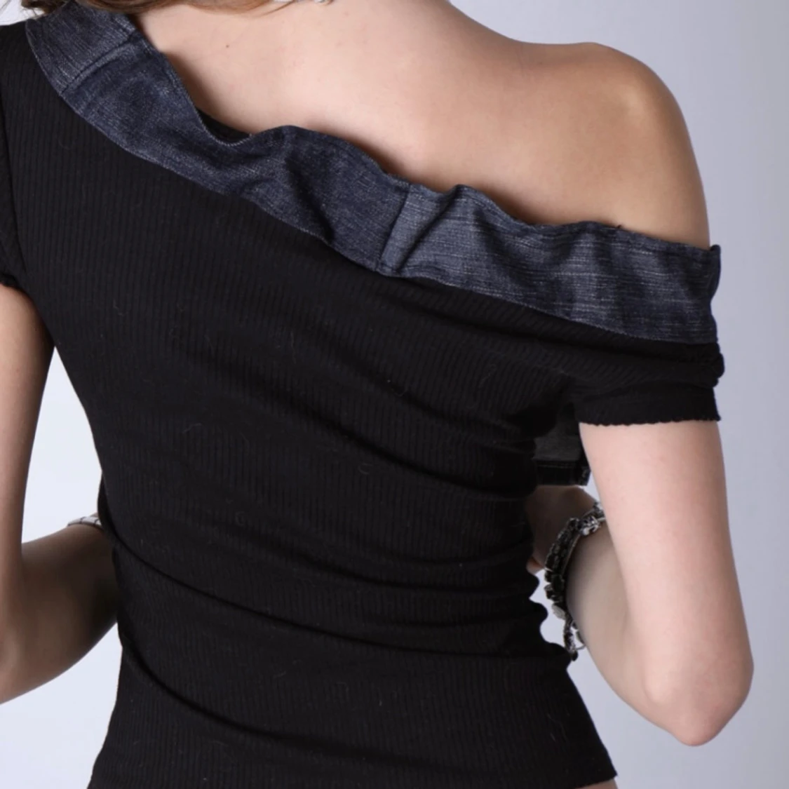 Svart kortärmad offshoulder topp med denimdetalj - 3