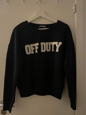 Blå tröja med vitt tryck - Marinblå crewneck med vitt tryck. Storlek xs. Köpt secondhand, men i väldigt bra skick!