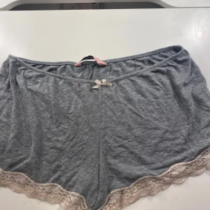 Grå shorts med spets från Hunkemöller stl S - Supermysiga grå shorts från hunkemöller i stl S💕✨
