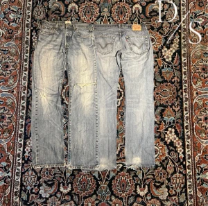 Vintage Levis 501 - Riktigt feta och eftertraktade Levis 501or, dem har riktigt fet tvätt och passar perfekt för chill outfits. Midja:43cm längd:103cm Benöppning:21cm