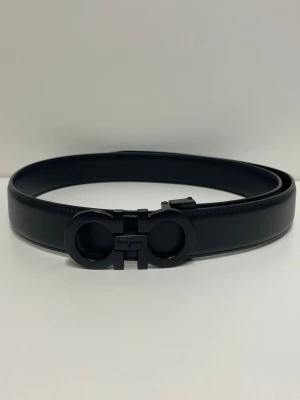 Ferregamo Bälte - Säljer en helt nytt bälte aldrig använd. Storlek 110. Snabb frakt, postas inom 24h efter köp. Skriv gärna om du har fler frågor. Kan även hämtas i Stockholm. 