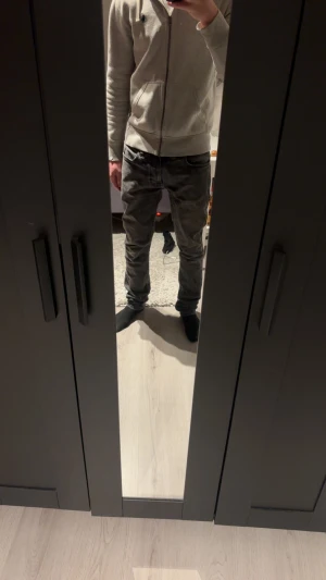 Nudie jeans - Ett par riktigt snygga nudie jeans i mycket fint skick. De är modellen lean Dean. Slim fit. Hör av dig vid minsta fundering!säljer de pga dom var för stora på mig.