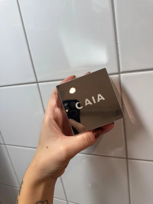 CAIA Translucent Matte Setting Powder - Loose Setting Powder från CAIA i färgen Translucent Matte. Knappt använd. 14g. Köpt för 345kr