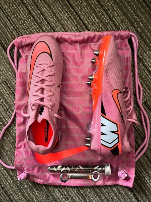 Nike Mercurial Fotbollskor  - Nike mercurial SG dobbar i storlek 44. Aldrig använda förut. Väska, extra dobbar och verktyg ingår. 