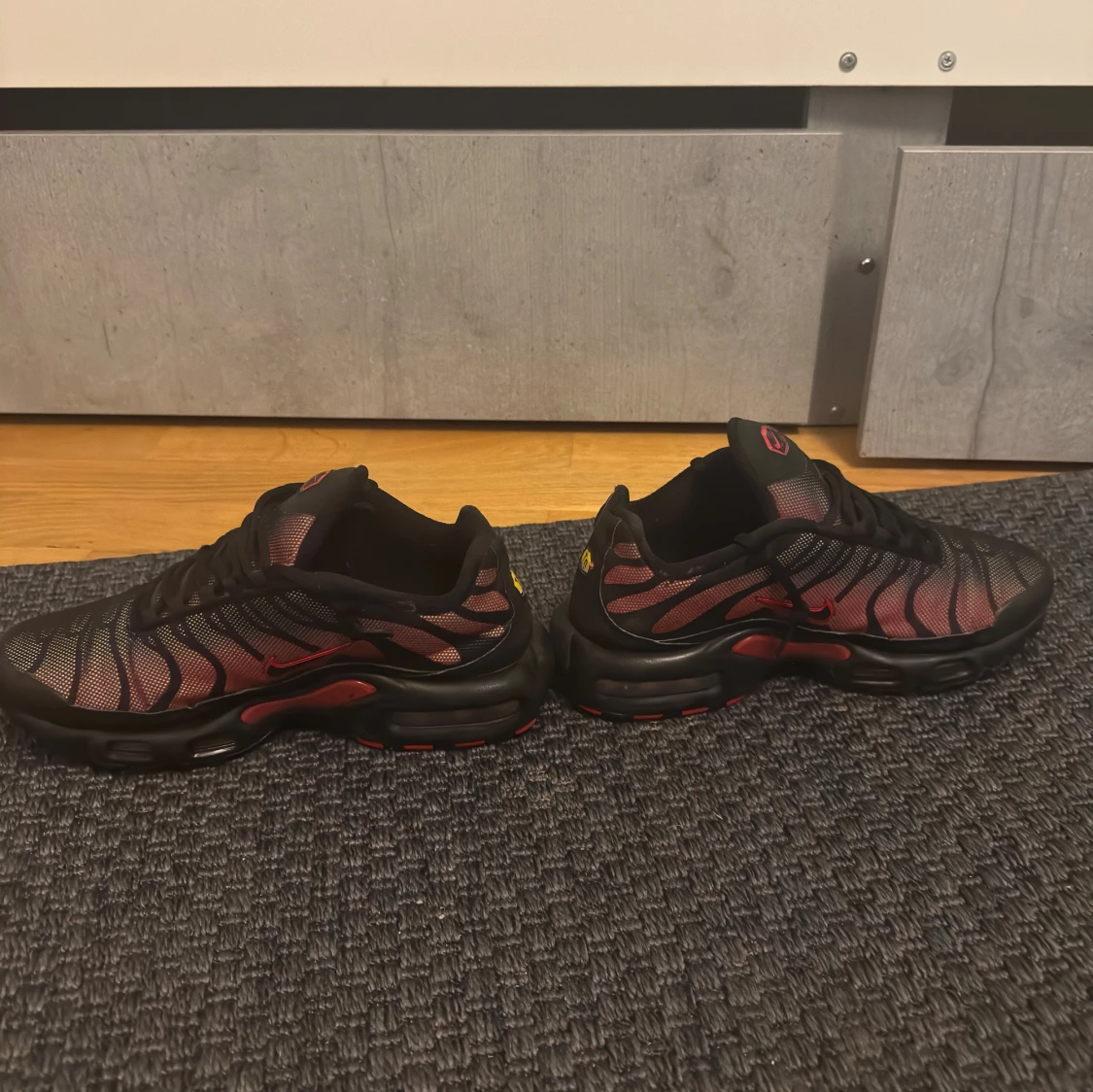 Nike Air Max Plus svarta/röda sneakers - 4