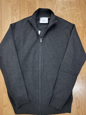 Zip cardigan  - Riktig snygg zip up cardigan helt ny från magila. Skriv gärna vid funderingar och kom gärna med prisförslag🤝