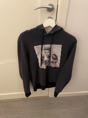 Limitato hoodie  - Säljer nu denna schysta hoodie från Limitato sicket är helt ok. Den har tappat lite färg även som man kan se på bilden. Och att den har en liten fettfläck på magen se bild 2. 